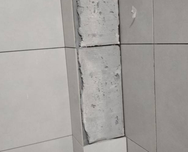市北瓷砖空鼓维修公司分享下瓷砖施工前基层浇水润湿程度不足，可能导致以下问题