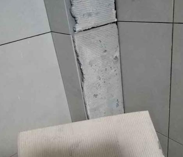 市北瓷砖空鼓维修公司分享下厨房瓷砖脱落的补救措施。